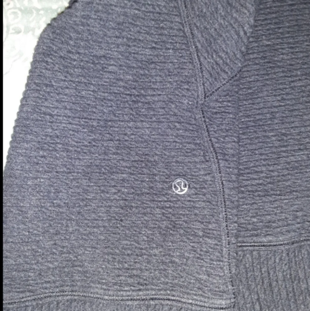 Lululemon Jacket 🖤🩶 - Picture 10 of 10